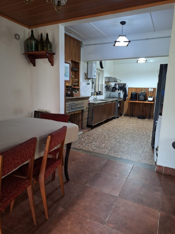 CASA EN VENTA - EXCELENTE UBICACION EN EL CENTRO DE VERONICA