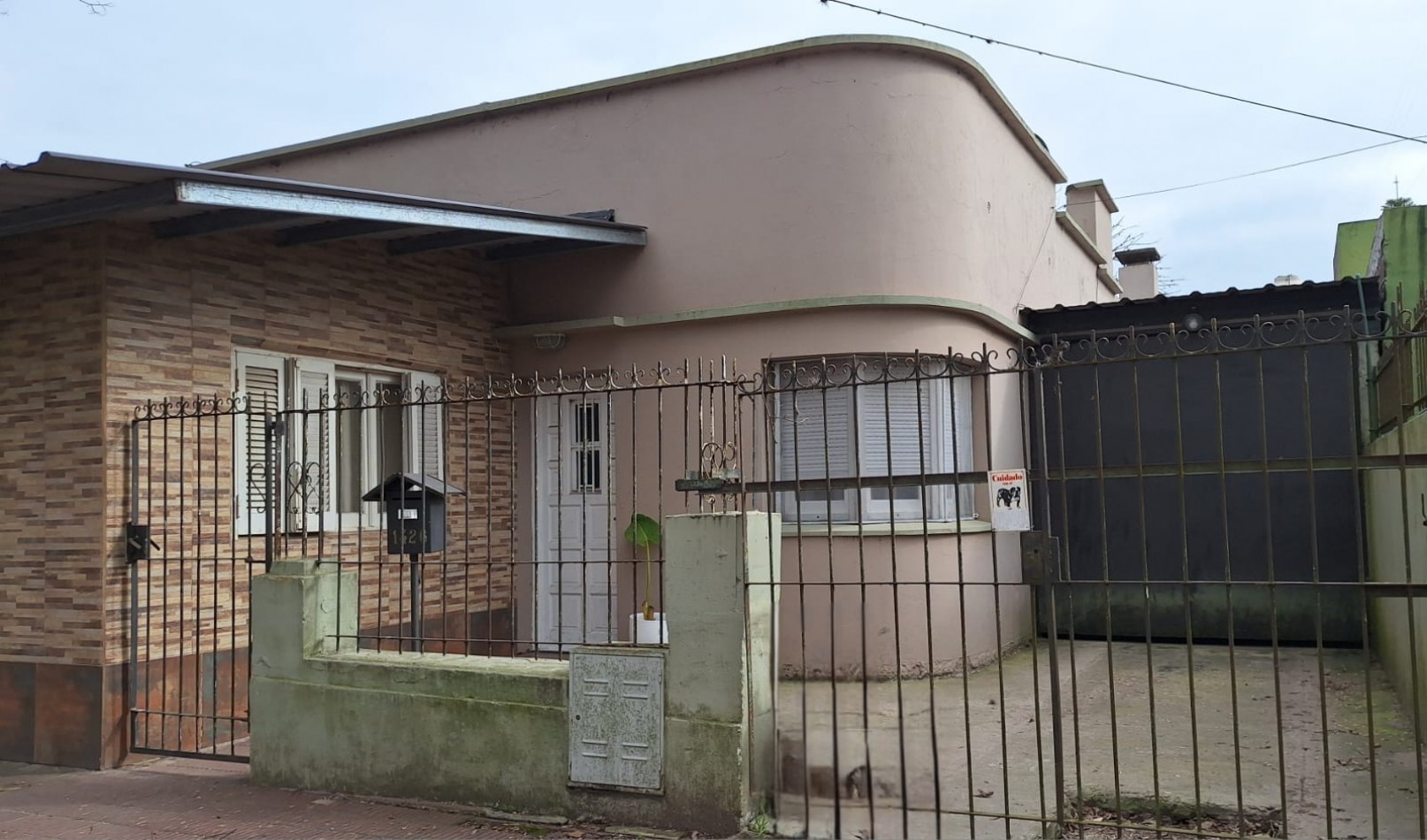 CASA EN VENTA - EXCELENTE UBICACION EN EL CENTRO DE VERONICA