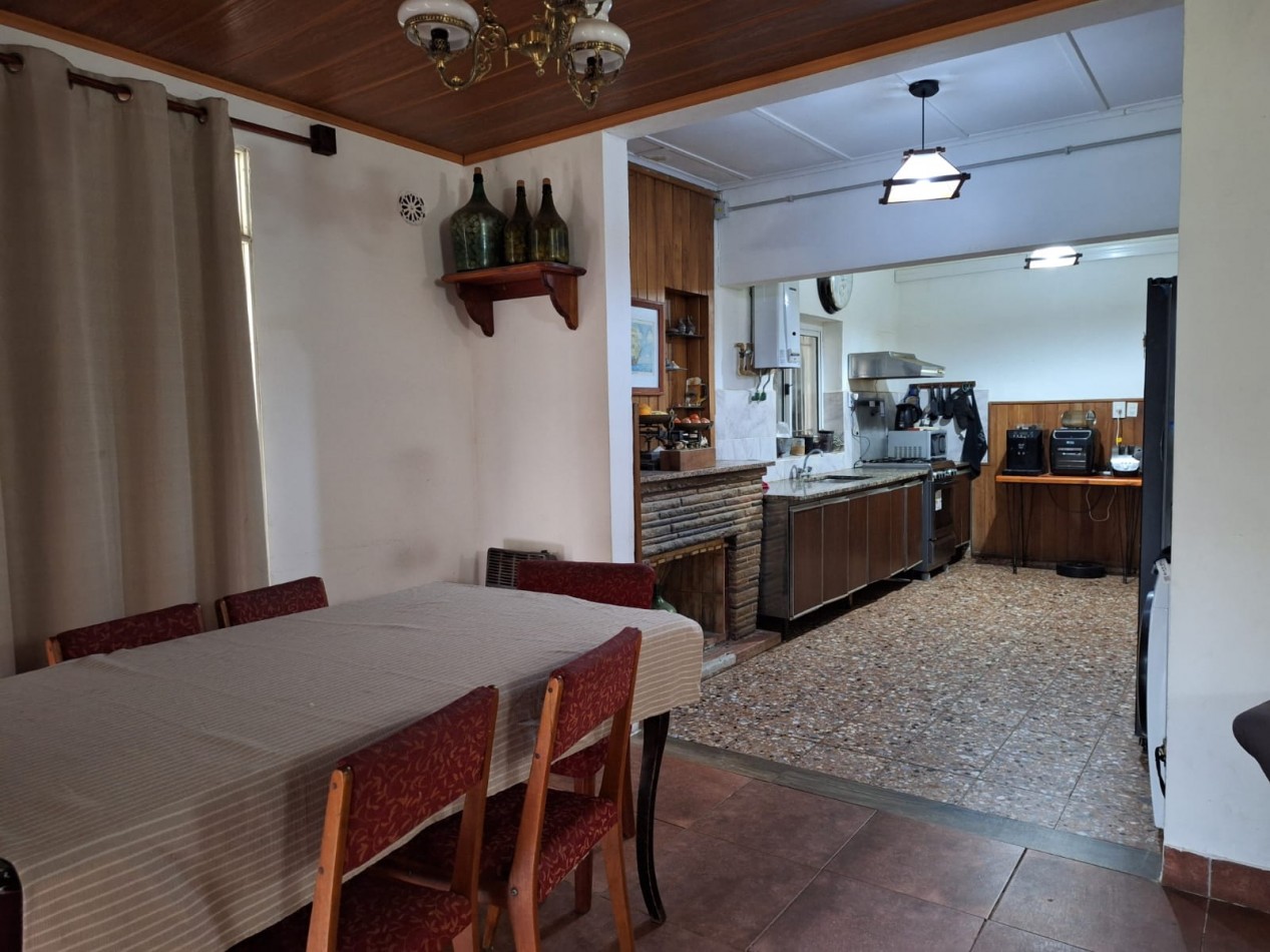 CASA EN VENTA - EXCELENTE UBICACION EN EL CENTRO DE VERONICA