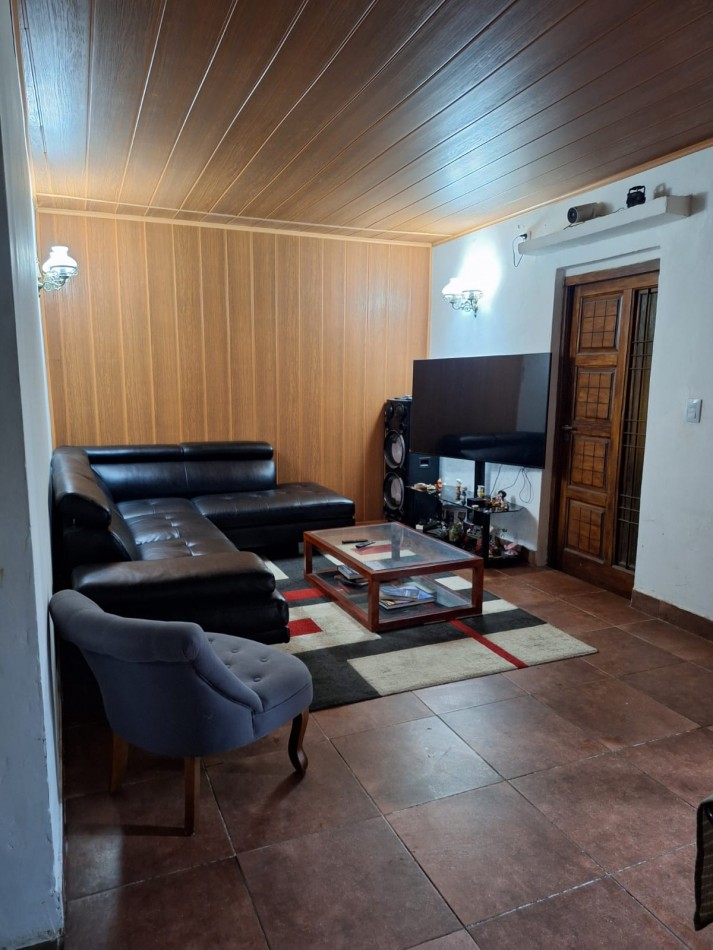 CASA EN VENTA - EXCELENTE UBICACION EN EL CENTRO DE VERONICA