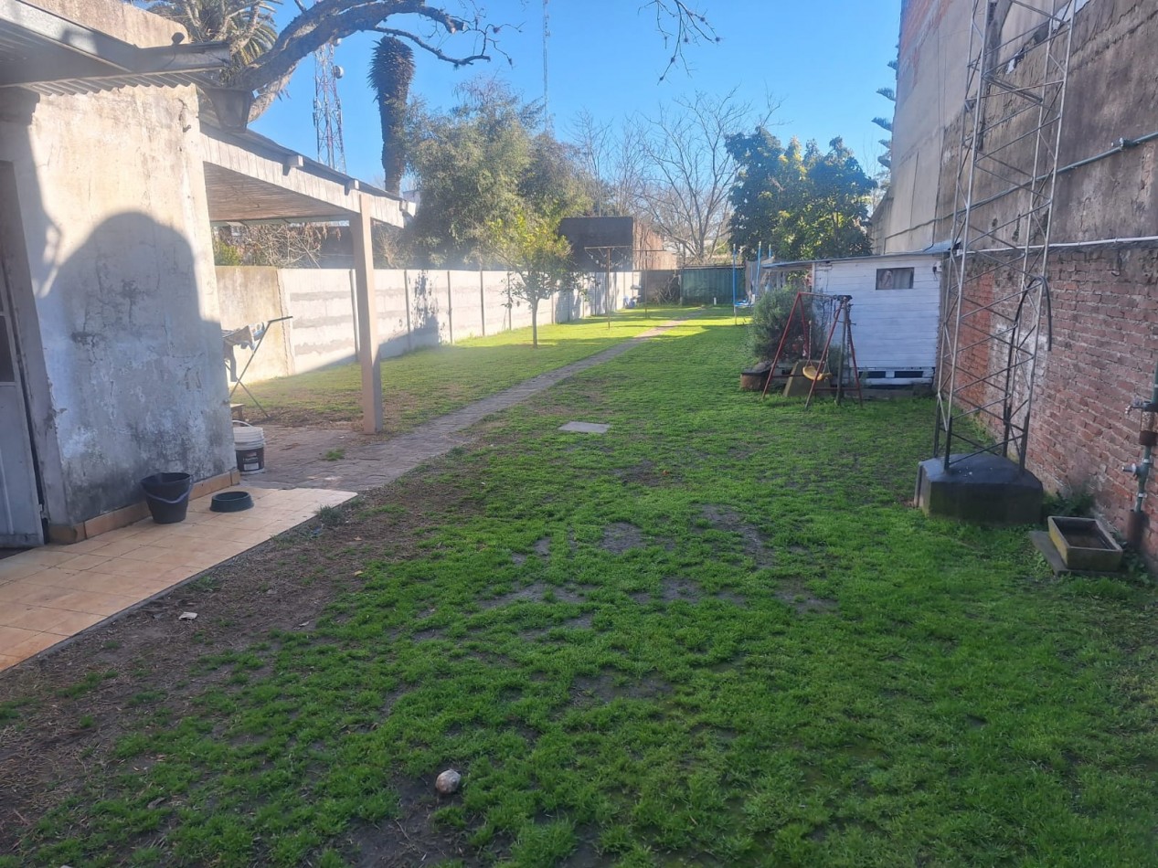 CASA EN VENTA - EXCELENTE UBICACION EN EL CENTRO DE VERONICA