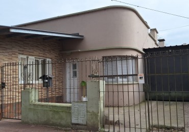 CASA EN VENTA - EXCELENTE UBICACION EN EL CENTRO DE VERONICA